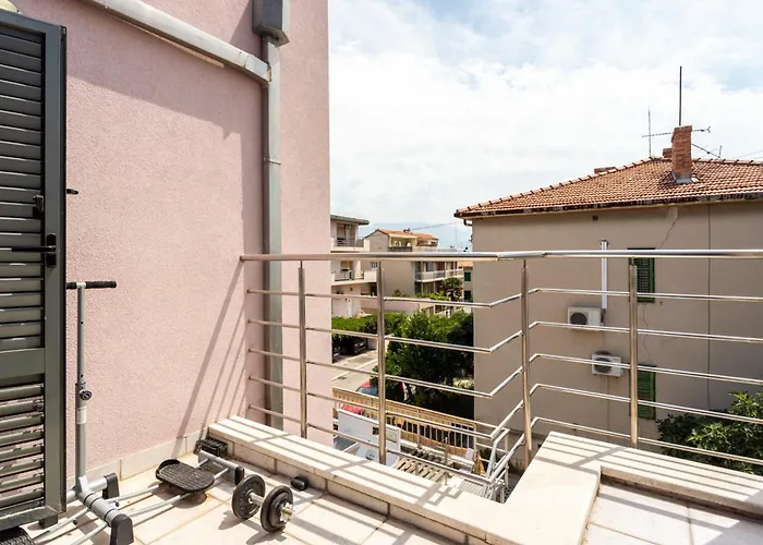 Violeta With The Sea View, 3 Min Walk To The Villa Split